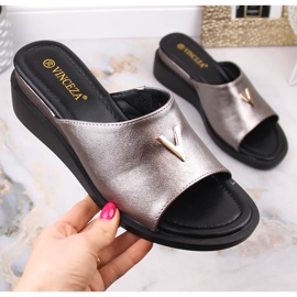 Dámské sandály na klínku s elastickou metalickou stříbrnou Vinceza 17247 stříbrný 1 Dámské sandály na klínku s elastickou metalickou stříbrnou Vinceza 17247 stříbrný 1