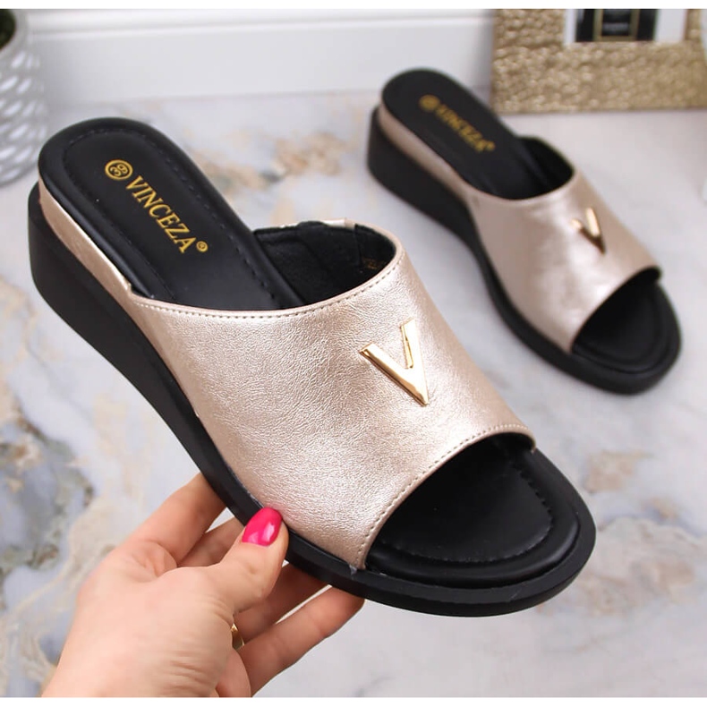 Dámské sandály na klínku s elastickou metalickou zlatou Vinceza 17247 zlatý 1