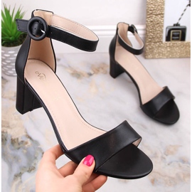 Černé dámské sandály na postu eVento 1617 černá 1