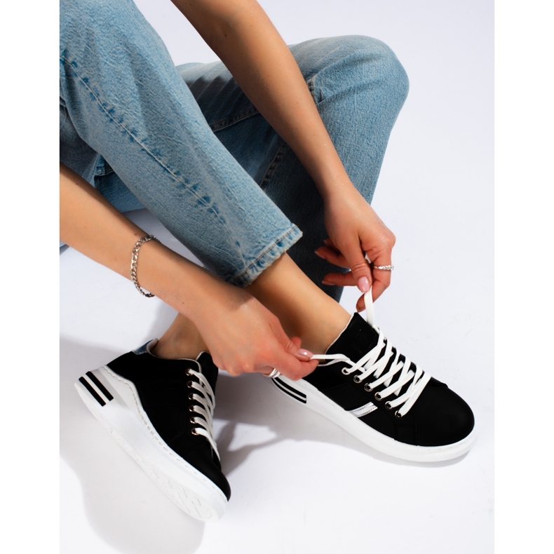 Černé tenisky se silnou podrážkou od Shelovet černá 1 Černé tenisky se silnou podrážkou od Shelovet černá 1