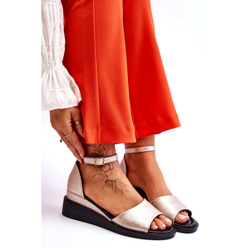 Vinceza Dámské klasické kožené sandály na klínu Gold Truett zlatý 4