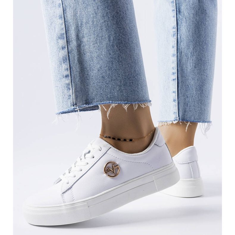 Venezia Bílé tenisky zdobené zlatým logem Vincez bílý 1