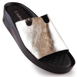 Kožené dámské metalické zlaté pantofle T.Sokolski L23-346 zlatý 1