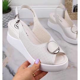 Dámské béžové kožené sandály na klínku Filippo DS4406 béžový 1