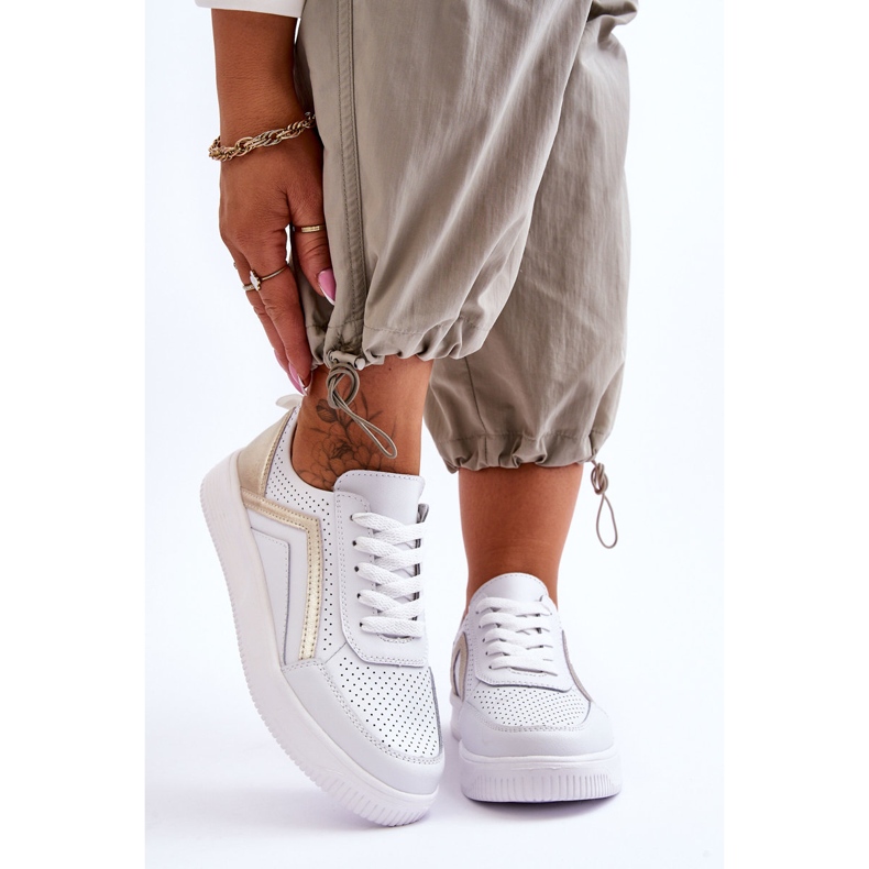 Dámská kožená perforovaná sportovní obuv bílá a zlatá Carvalo bílý 1 Dámská kožená perforovaná sportovní obuv bílá a zlatá Carvalo bílý 1