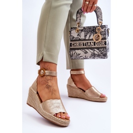 Kožené sandály na klínu Comfort Shoe Golden Verola zlatý 2