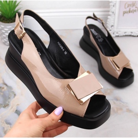 Lakované dámské sandály na klínku Jezzi SA209-4 béžový 1 Lakované dámské sandály na klínku Jezzi SA209-4 béžový 1