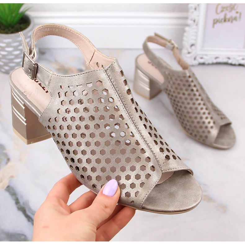 Dámské prolamované zlaté sandály na vysokém podpatku Jezzi MR1954A-14 zlatý 1