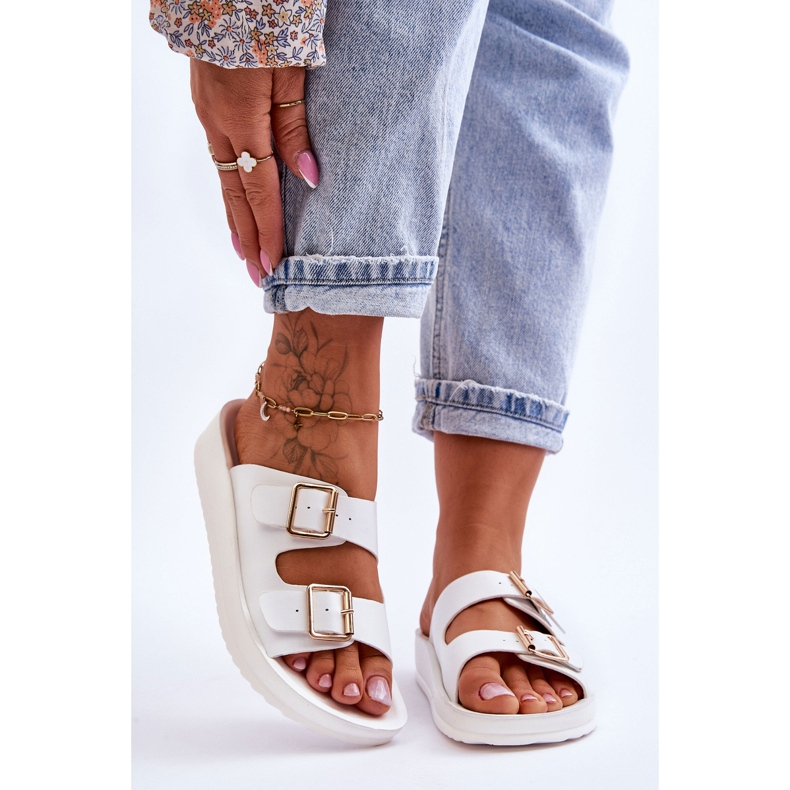 Dámské pantofle na platformě s pruhy Bílé Chytré bílý 2 Dámské pantofle na platformě s pruhy Bílé Chytré bílý 2