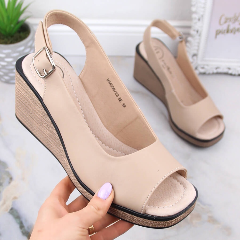 Pohodlné dámské kožené sandály na klínku Filippo DS4508 béžový 1