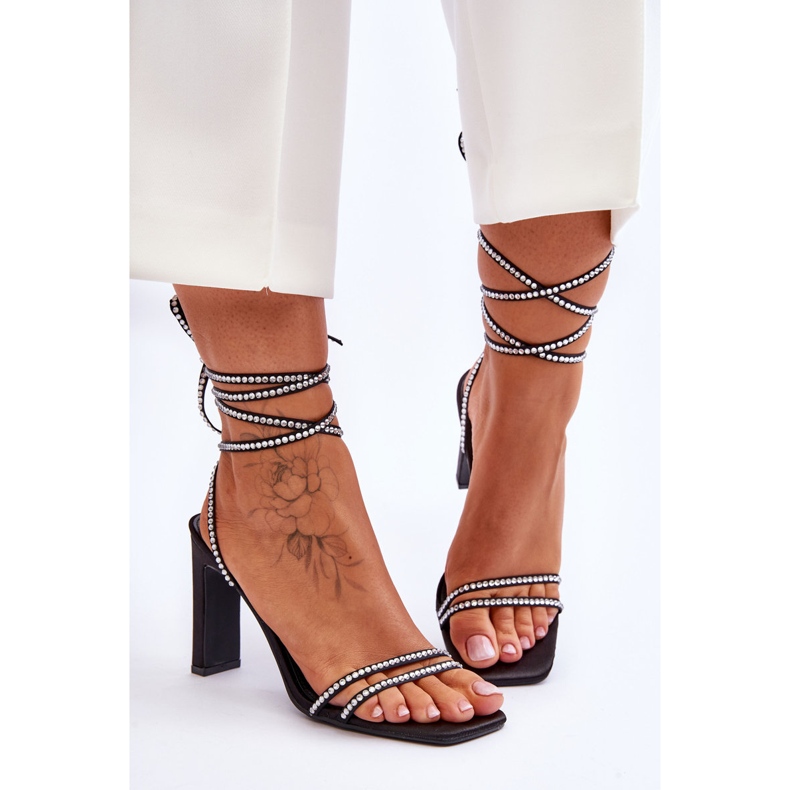 Elegantní vázané černé sandály Nessy s kamínky černá 1