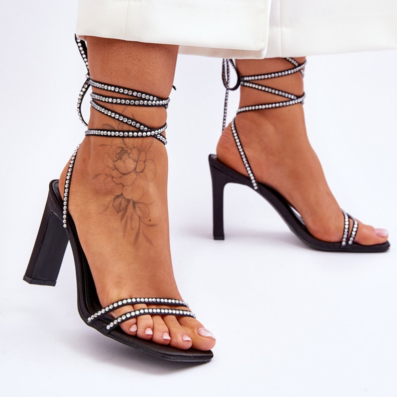 Elegantní vázané černé sandály Nessy s kamínky černá 2