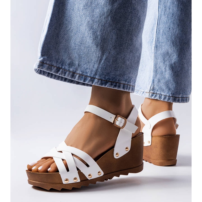 BM Bílé sandály na klínku značky Audric bílý 1