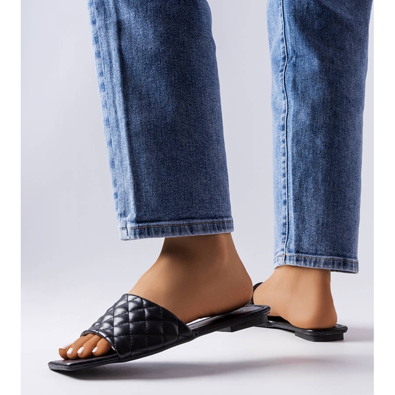 Černé elegantní žabky s prošíváním od Labrie černý 2