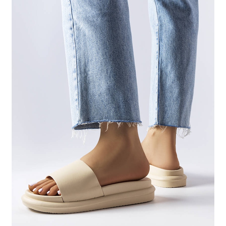 Béžové pantofle na platformě béžový 2