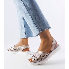 Deštivé stříbrné prolamované sandály stříbro 2