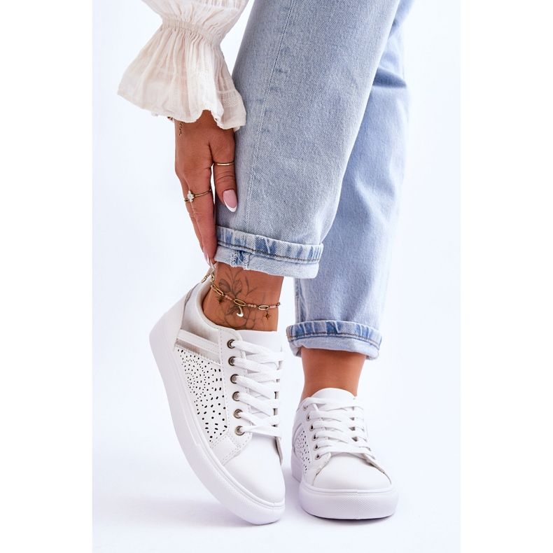 Klasické sportovní boty s prolamovaným vzorem bílé a stříbrné šťastnější bílý 1 Klasické sportovní boty s prolamovaným vzorem bílé a stříbrné šťastnější bílý 1