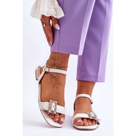 Bílé ploché sandály na podpatku Mindley Gold bílý 1