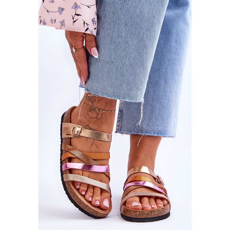 FB2 Dámské pantofle na platformě se zlatými jetelovými pruhy 1 FB2 Dámské pantofle na platformě se zlatými jetelovými pruhy 1