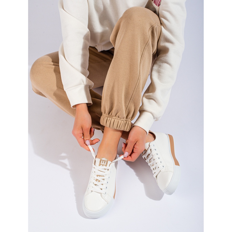 Klasické sportovní boty Shelovet bílé barvy bílý 2