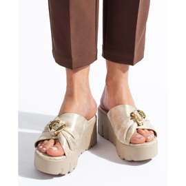 Zlaté dámské pantofle na klínku Shelovet zlatý 1