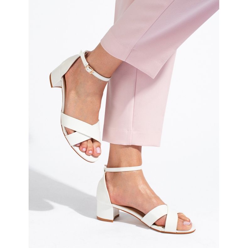 Bílé elegantní sandály na nízkém podpatku značky Shelovet bílý 1
