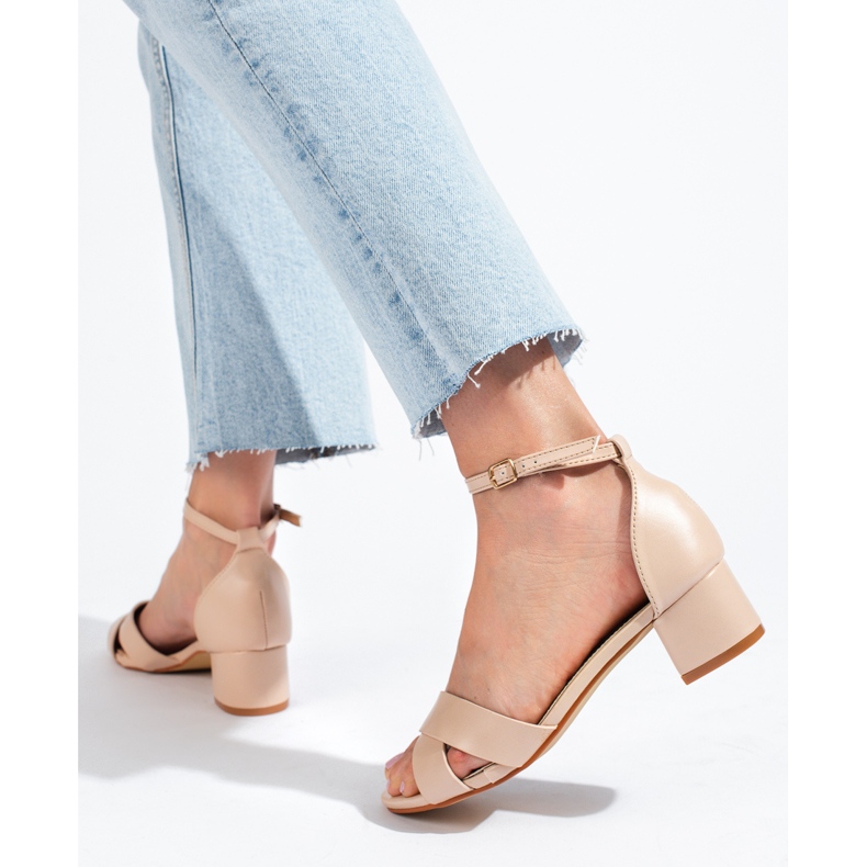 Béžové elegantní sandály na nízkém podpatku značky Shelovet béžový 1