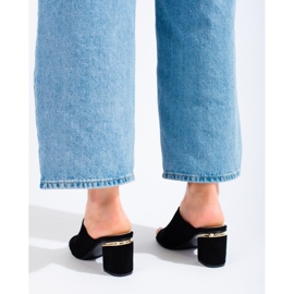 Vinceza Vincez černá se nasouvá na sloupek 1