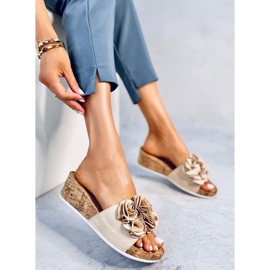 BM Sandály na klínku s květinami od Peluso Beige béžový 1 BM Sandály na klínku s květinami od Peluso Beige béžový 1