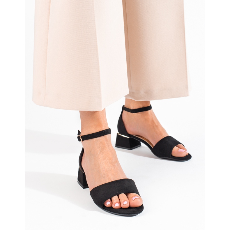 Černé sandály na nízkém podpatku Shelovet černá 1